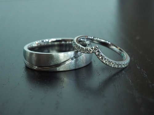 V-SHAPED DIAMOND WEDDING RING SET